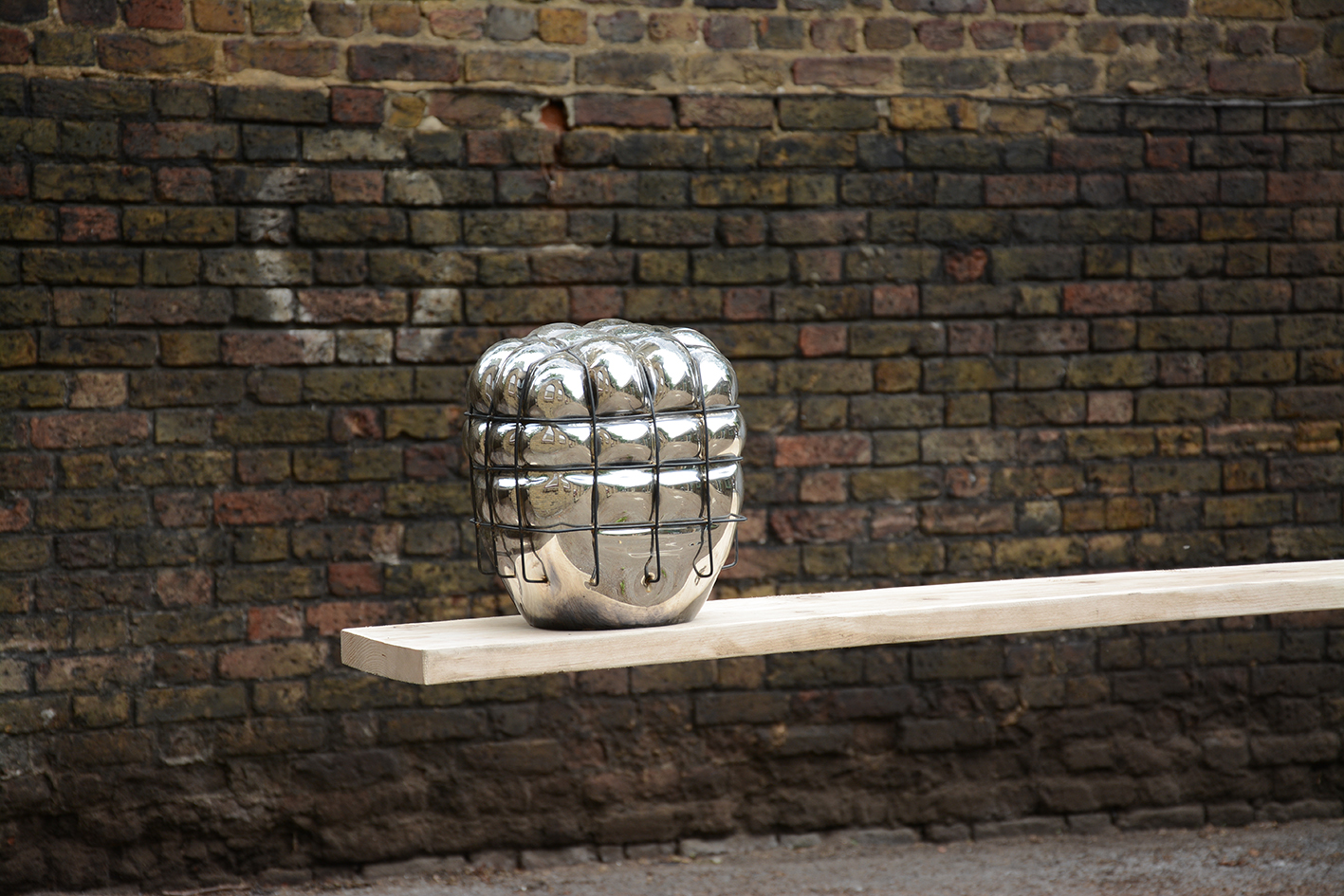 See Saw Seen, 2014, hand-blown glass, mirroring chemicals, lacquer, steel and wood, 400 x 80 x 30 cm rel=